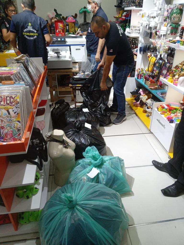 Roupas e bolsas falsificadas são apreendidas em lojas de Manaus