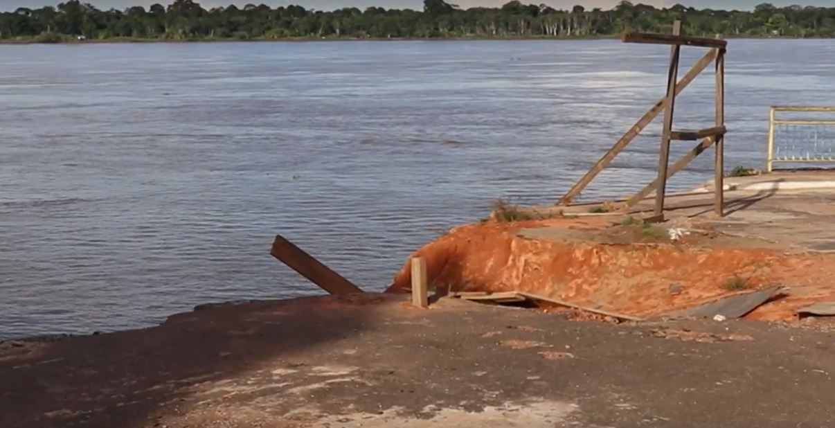 Cratera se abre e faz orla desabar dentro do Rio Madeira no Amazonas
