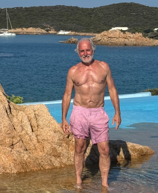 Otávio Mesquita posa sem camisa e corpo sarado chama atenção