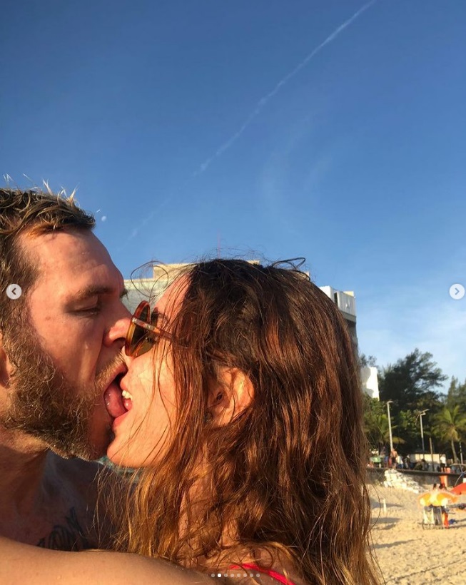 Otto comemora 25 anos da namorada e posta foto de beijo sexy