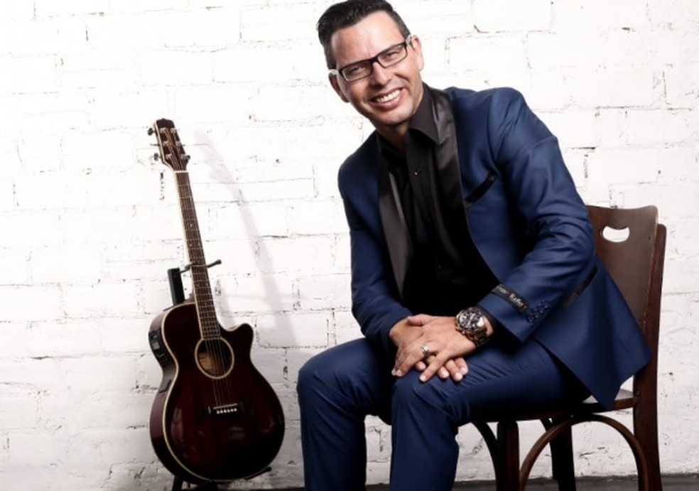 Cantor Gospel é encontrado amarrado em árvore ao lado de homem