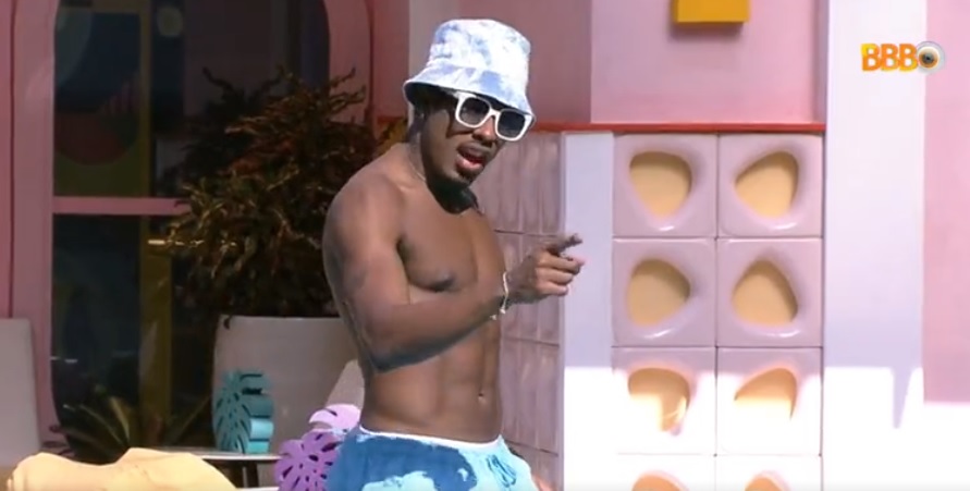 PA faz dancinha sexy na piscina e arrepia fãs: ‘distraindo a votação’