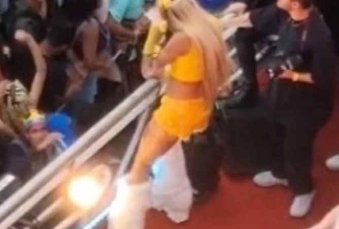 Vídeo: Pabllo Vittar é atingida por taça no rosto durante Parada LGBT+ 