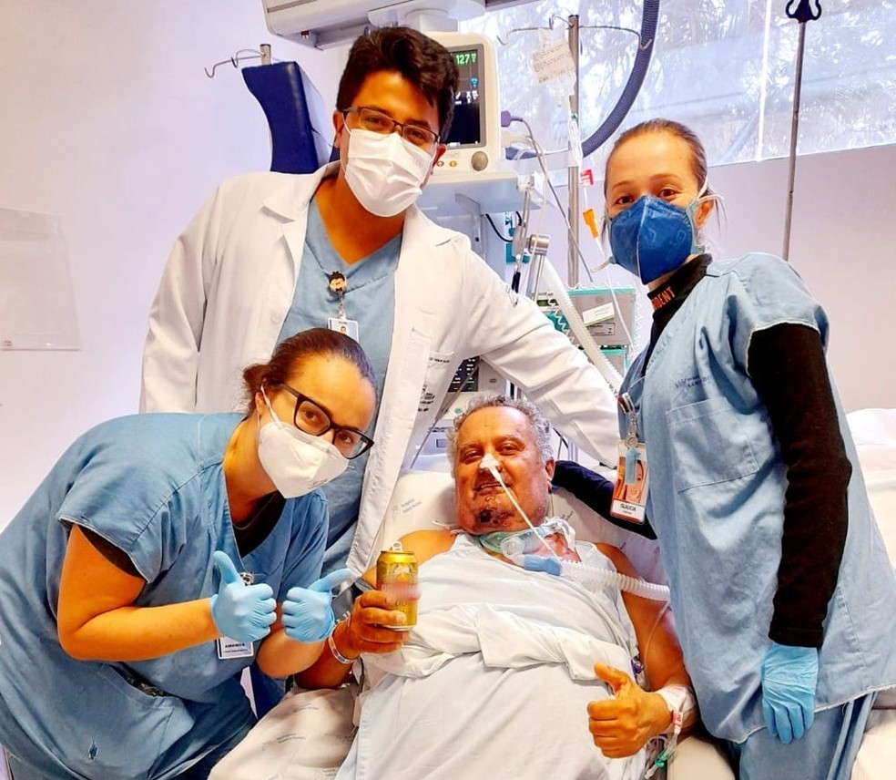 Internado com Covid, homem pede para tomar cerveja e tem desejo atendido