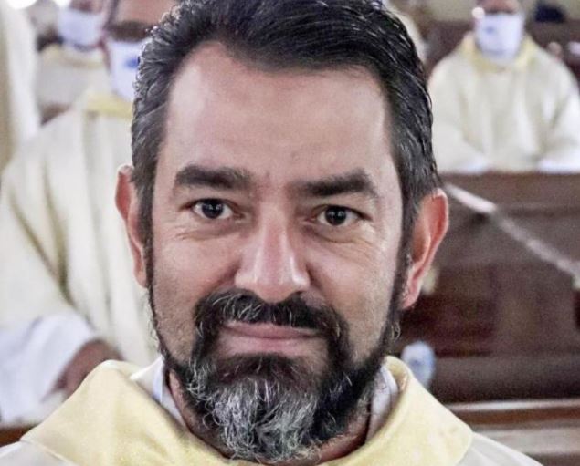 Padre é afastado após fiel apaixonada invadir igreja com arma