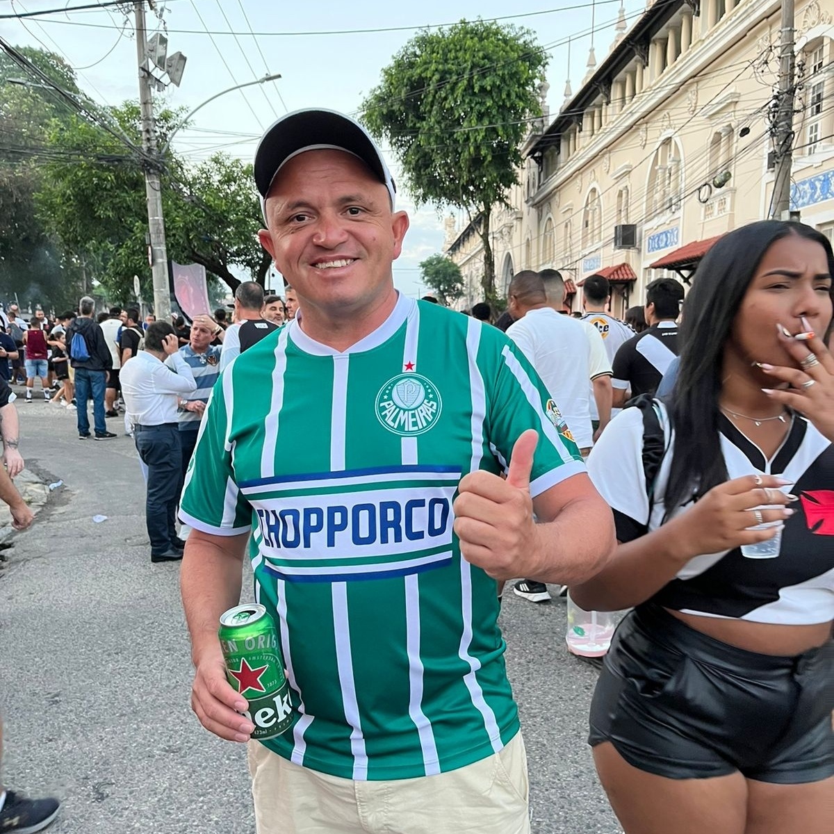 Palmeirenses fazem festa com vitória do Vasco em São Januário