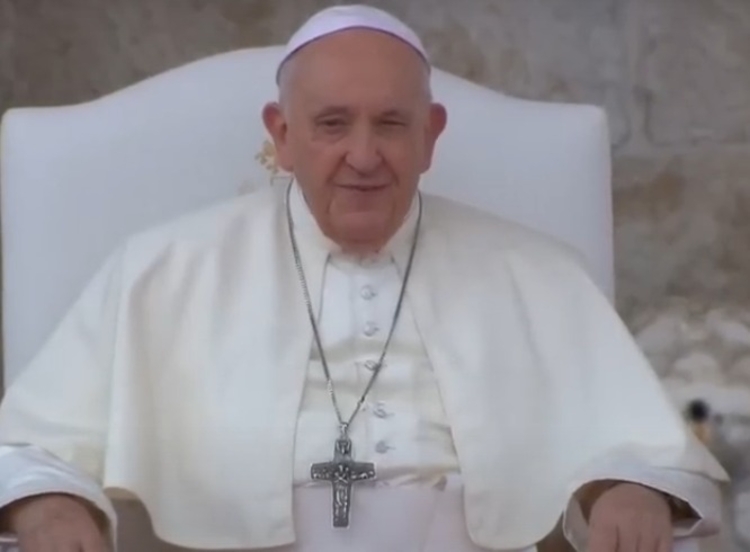 Papa muda regra e pede para ser enterrado em caixão simples de madeira