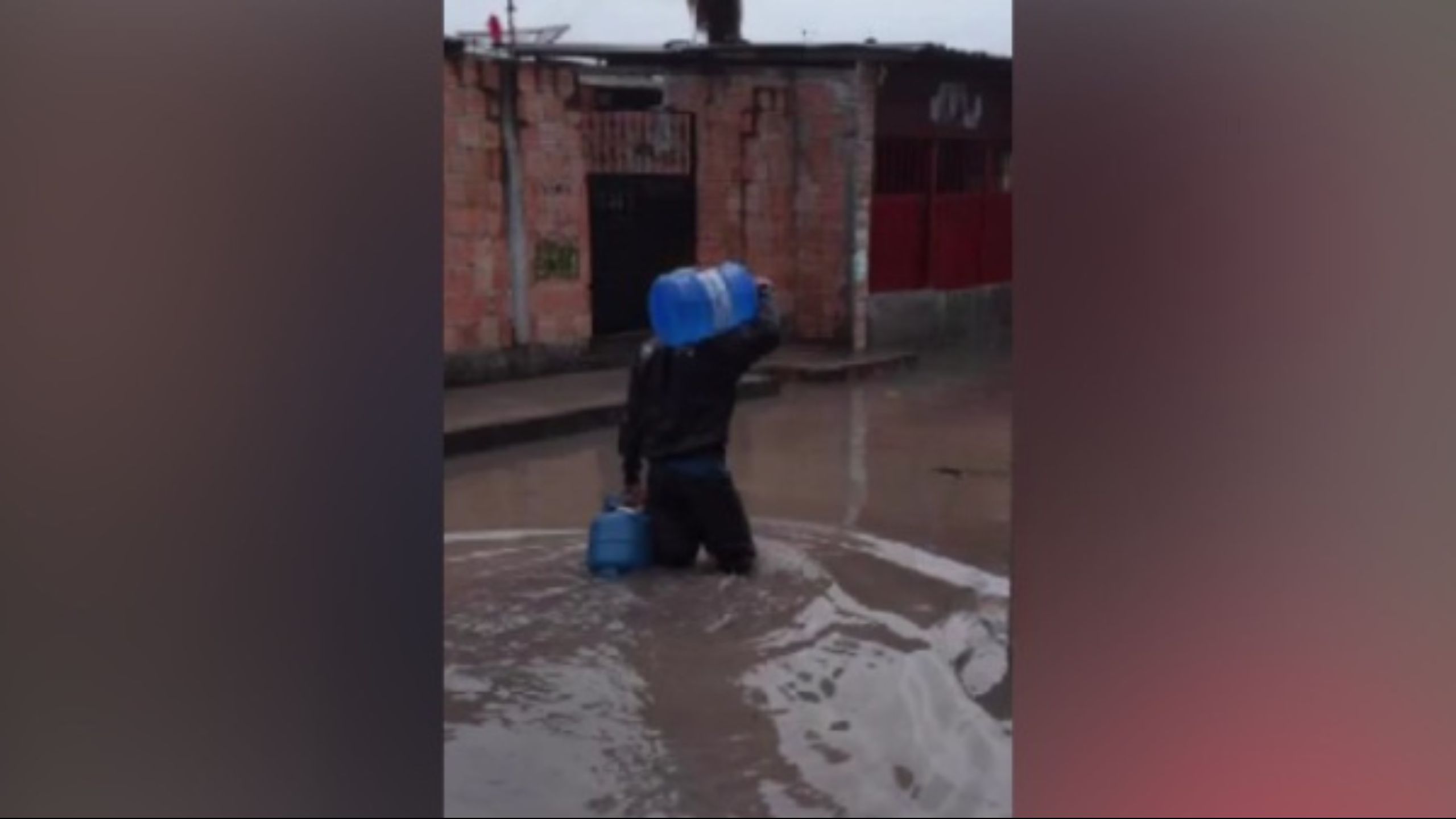 Ruas viram ‘rios’ em comunidade de Manaus durante temporal; vídeo