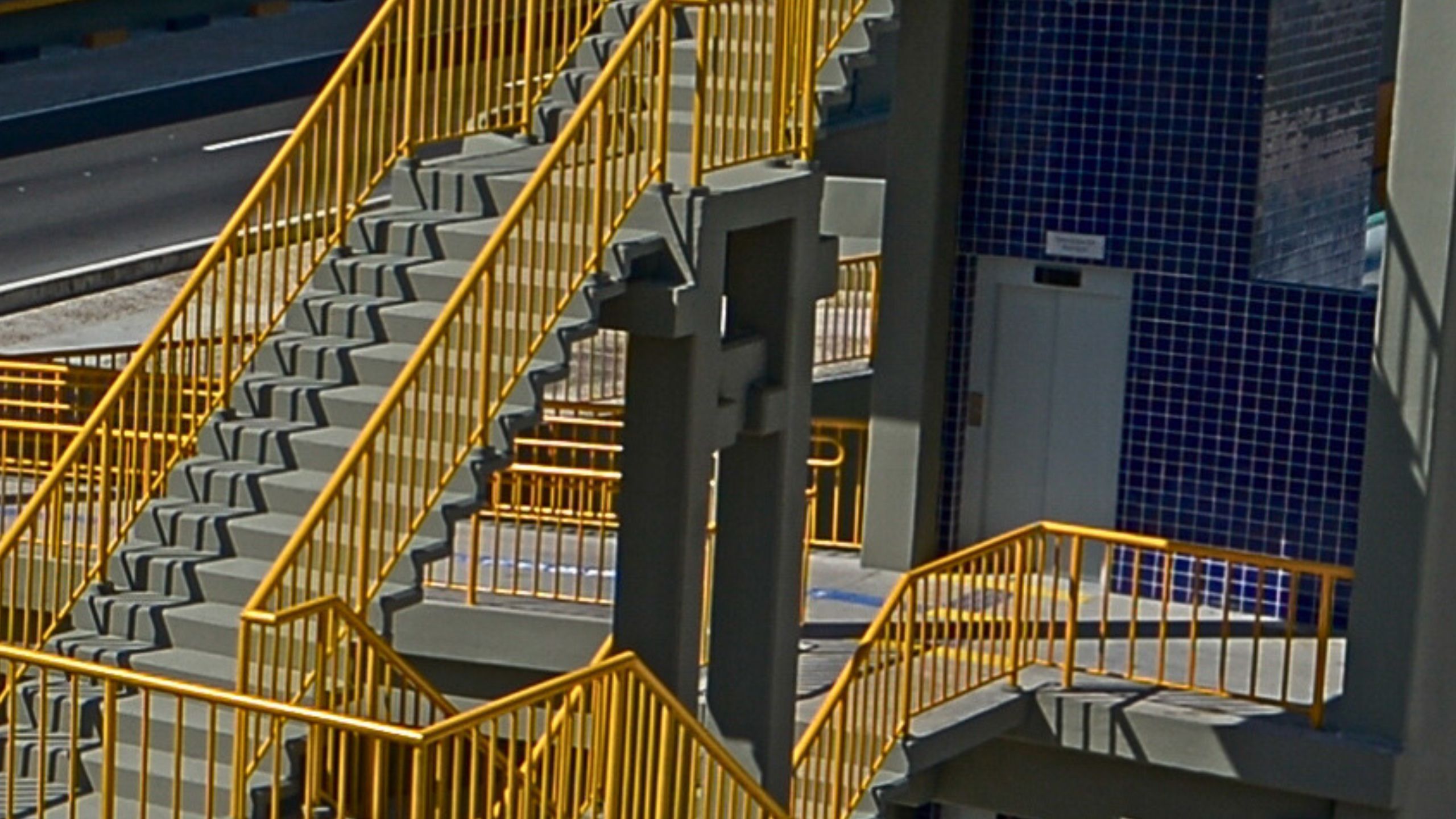 Alunos ficam presos em elevador em estação de ônibus em Manaus