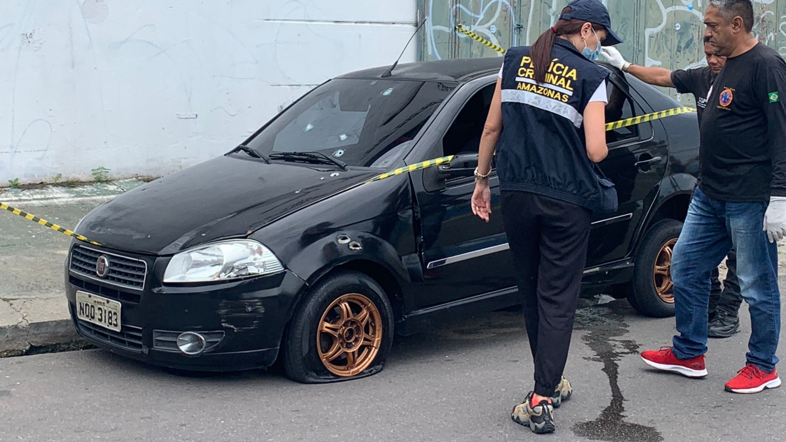 Mulheres têm carro interceptado e uma morre crivada de balas na véspera de Réveillon em Manaus