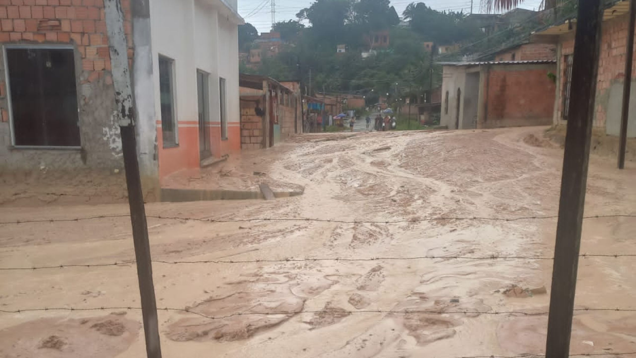 Moradores enfrentam lamaçal após barranco deslizar em Manaus