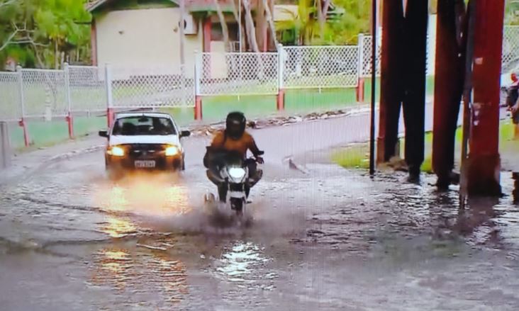 Igarapé do Mindu transborda e invade alça de retorno em avenida de Manaus