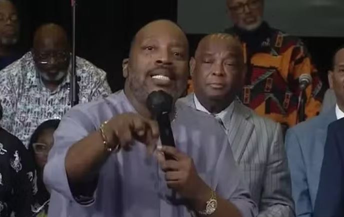 Pastor é acusado de prender fiéis dentro de igreja até que fizessem doações