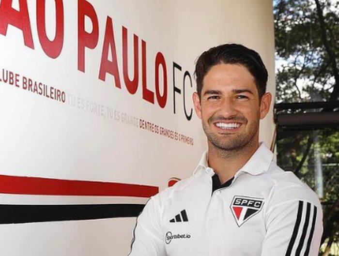 Pato some com Dorival em meio a impasse