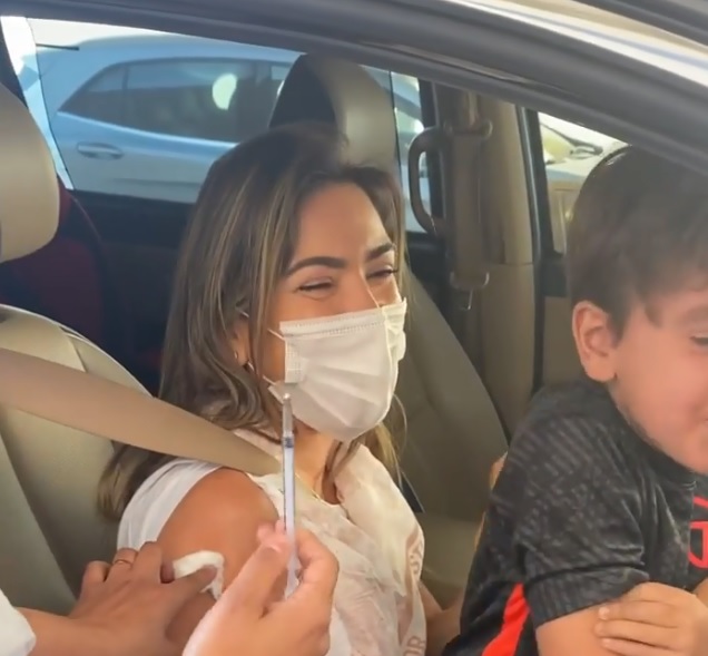 Patrícia Abravanel toma vacina contra Covid-19: 'obrigada Deus'
