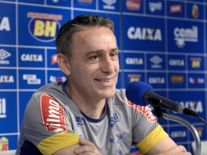 Técnico da Coreia reclama de injustiça da Fifa e vê Brasil favorecido