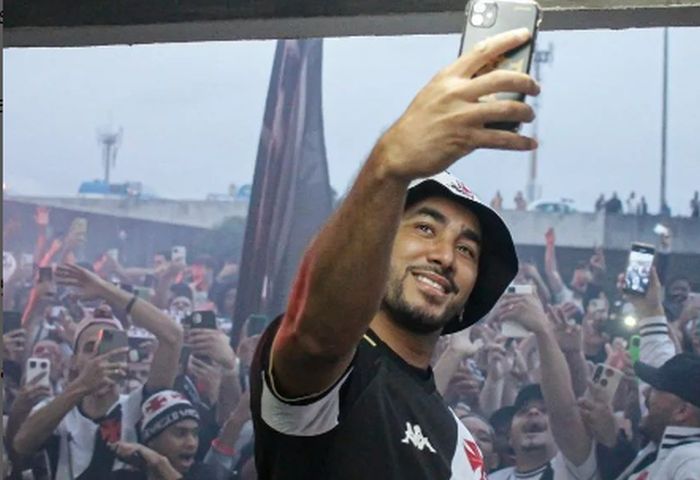 Payet é recepcionado por torcedores do Vasco em chegada ao Rio de Janeiro