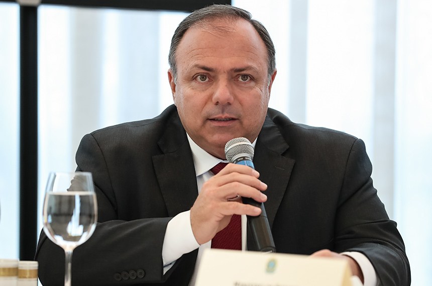 Eduardo Pazuello sofre acidente de moto e é internado com fraturas no Rio