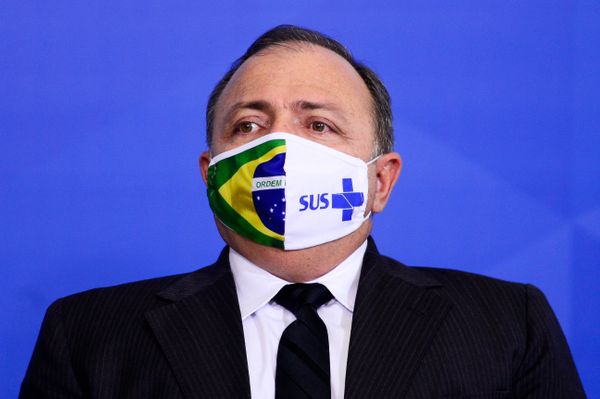 Ministro diz a prefeitos que não precisam mais reservar 2ª dose e irá antecipar vacinação de professores