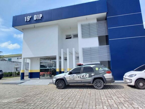 Homem agride esposa e filhas e ameaça PMs durante surto na Compensa