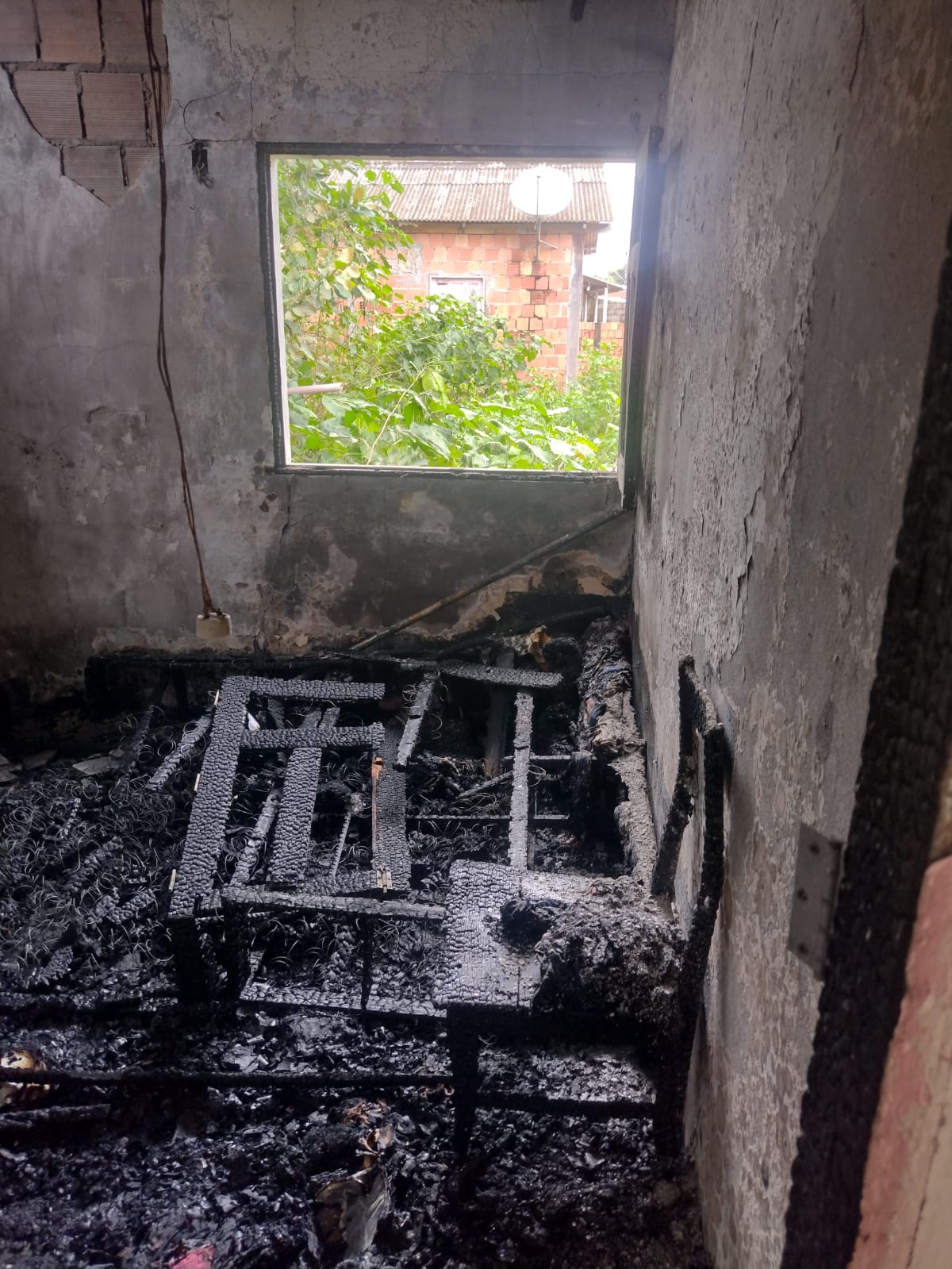 Embriagado, homem toca fogo em casa com a própria mulher dentro no Amazonas