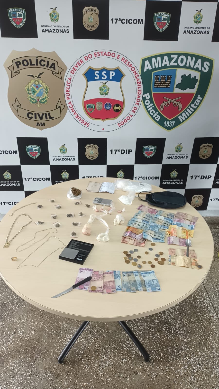 Dupla é presa por vender drogas ‘ao ar livre’ em Manaus