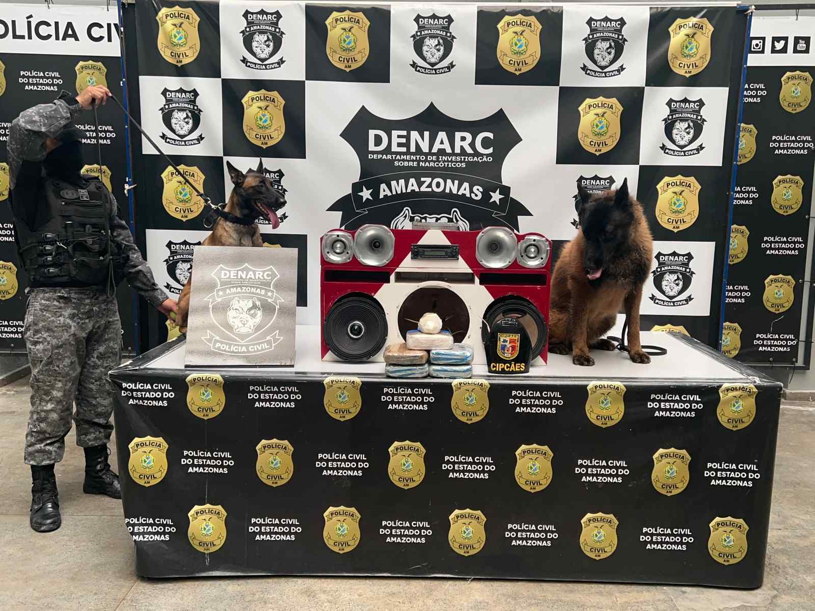 Drogas são encontradas em caixa de som dentro de barco em Manaus 