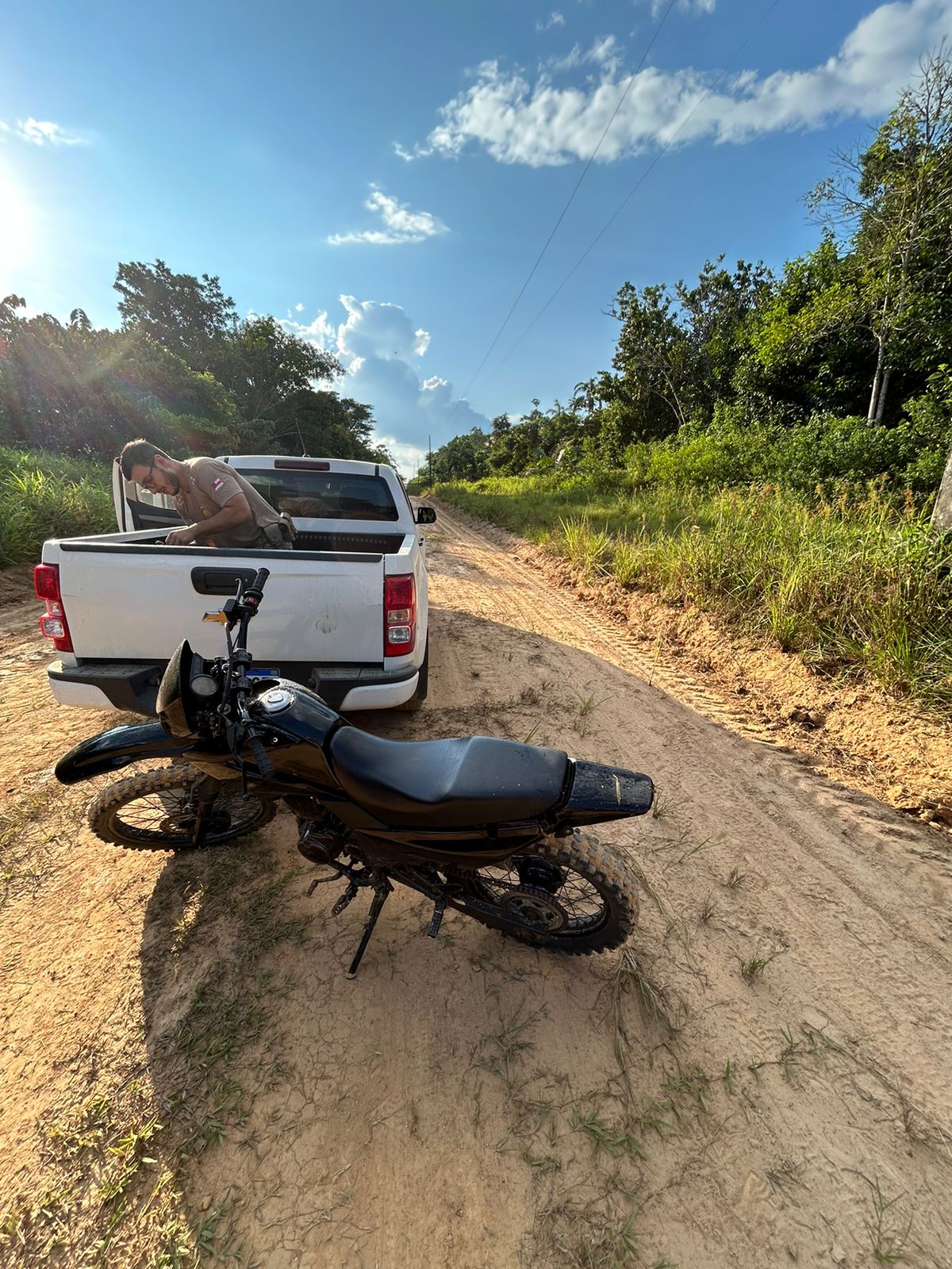 Homem tenta matar vítima a terçadadas durante assalto no Amazonas