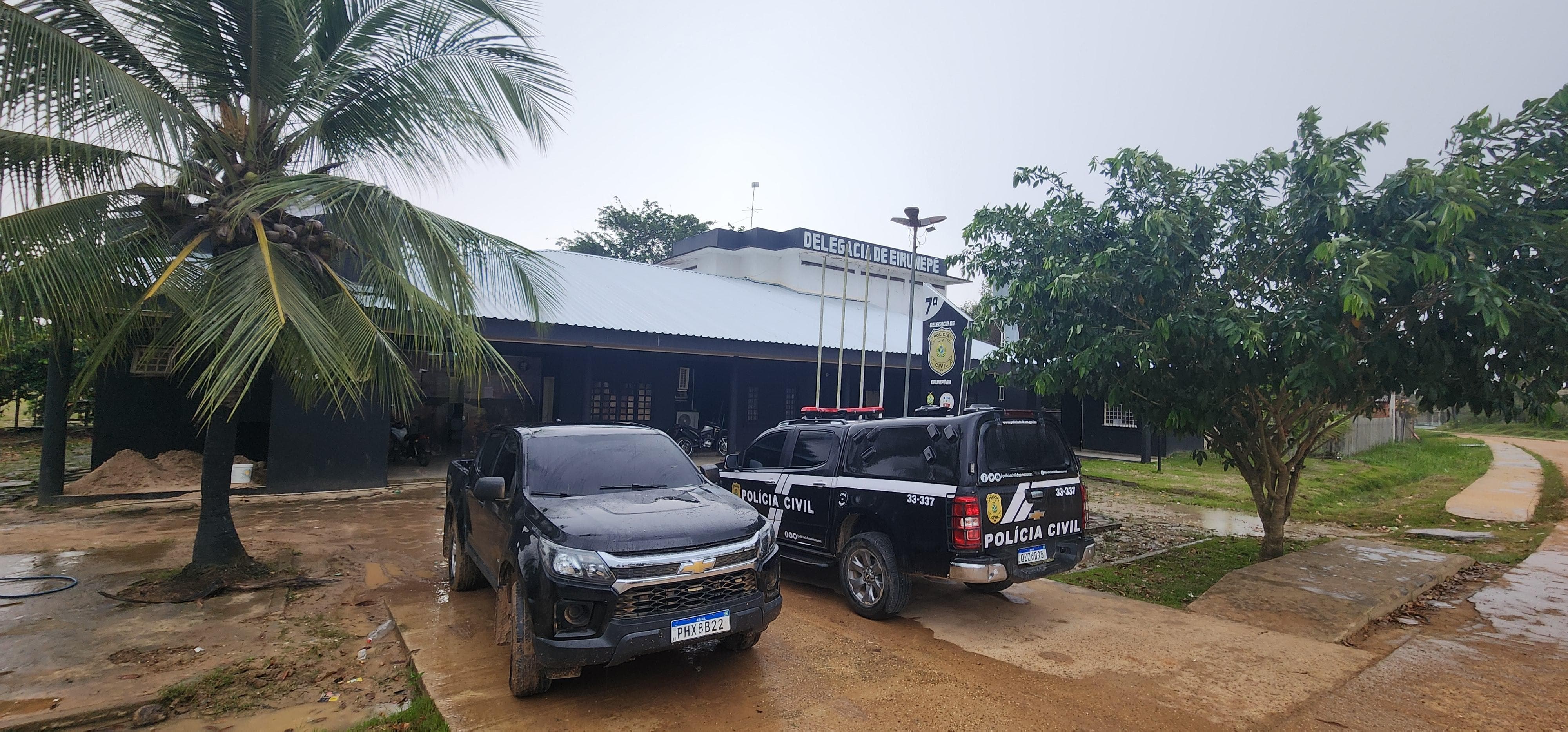 Dupla é presa suspeita de invadir casa para roubar drogas e dinheiro no Amazonas