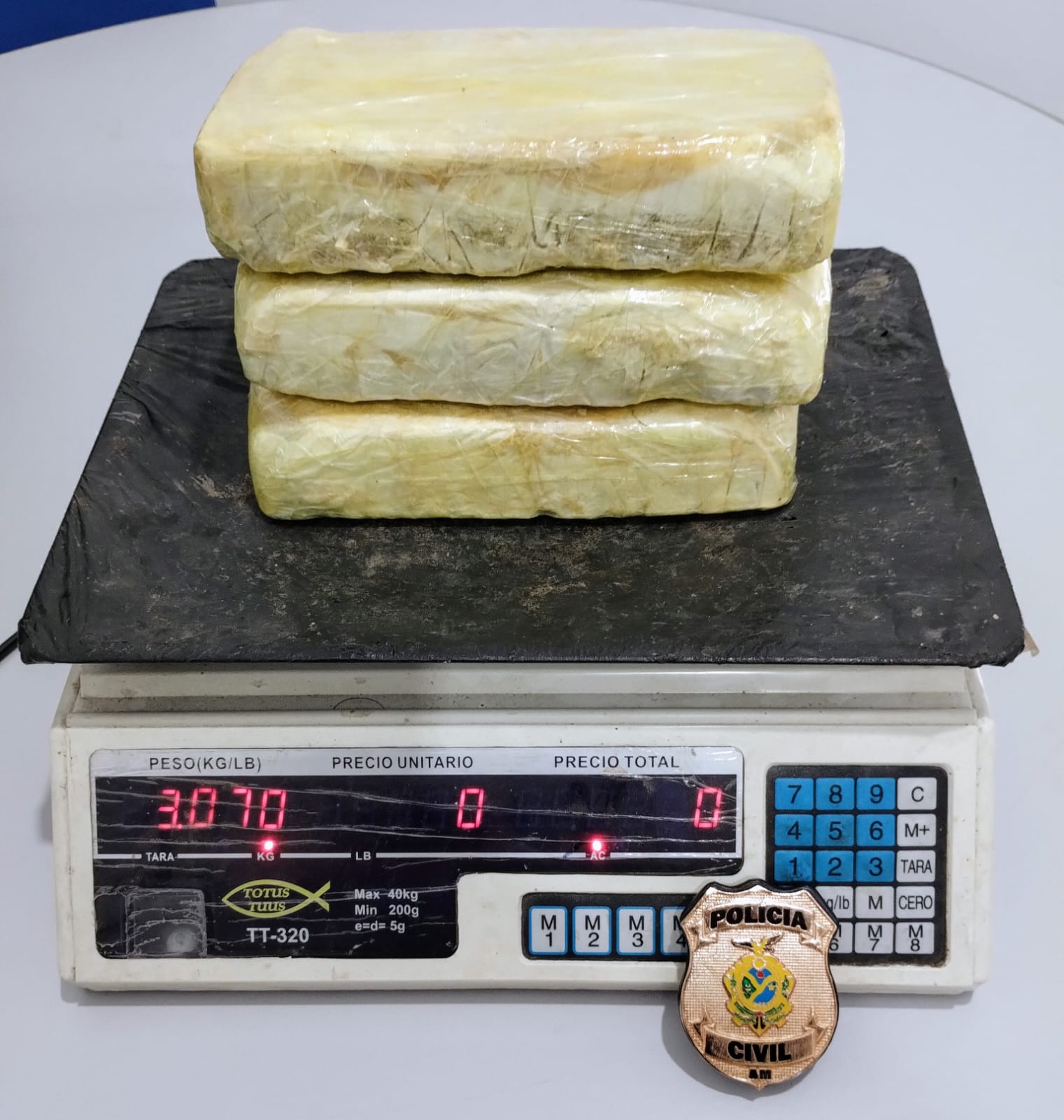 Mulher é flagrada transportando cocaína dentro de barco no Amazonas