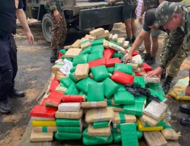 Homem é preso com 750 Kg de maconha escondido em trilha no Amazonas