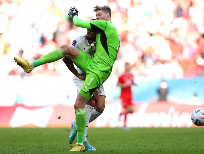 Goleiro galês atinge iraniano em jogada imprudente e é o 1º expulso da Copa