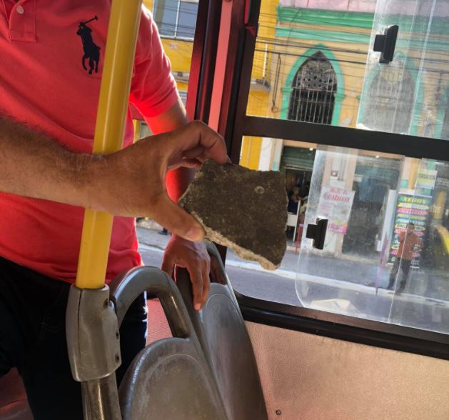 Universitário leva pedrada no rosto dentro de ônibus em Manaus