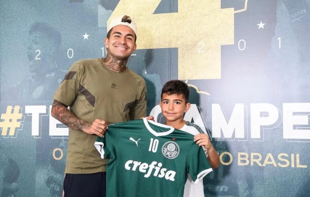 Aos 10 anos, filho de Dudu assina primeiro contrato com o Palmeiras