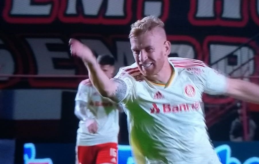 Internacional derrota Atlético-GO em Goiânia