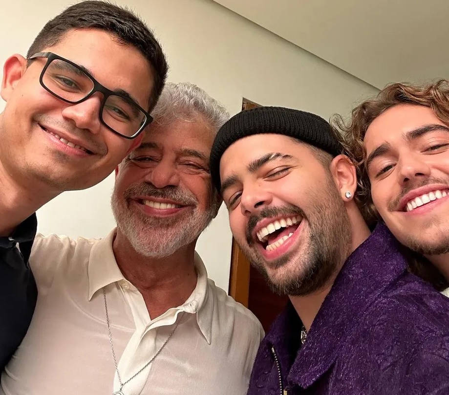 Pedro Sampaio posta 1ª foto com o namorado em festa de Lulu Santos