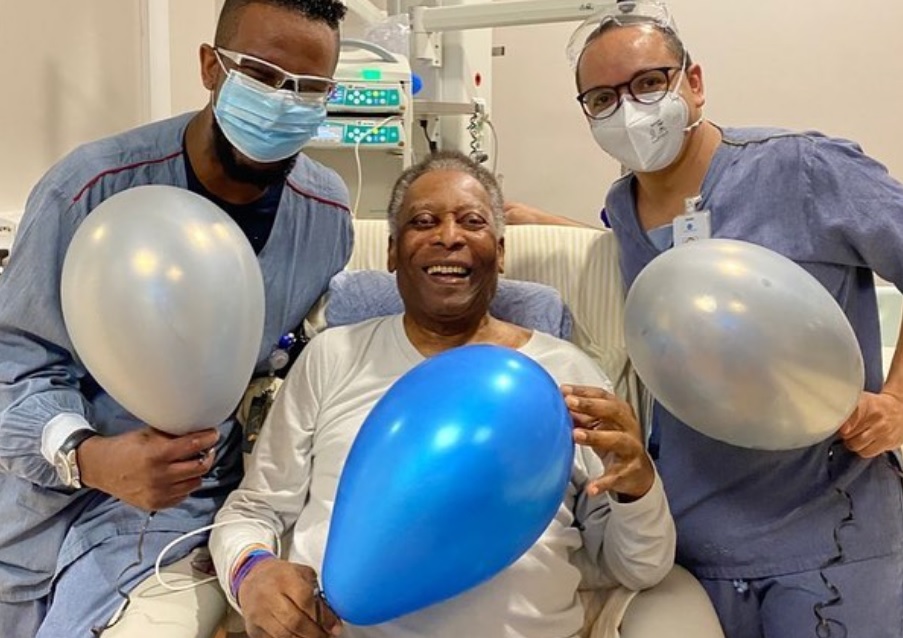 Pelé tem alta após quase 1 mês internado por retirada de tumor 
