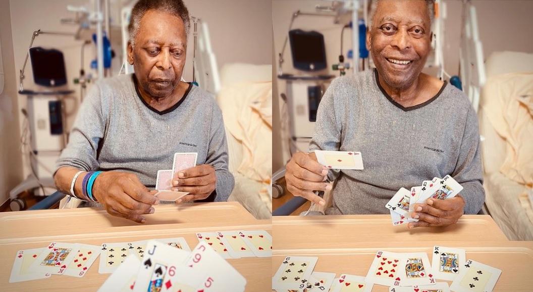 Internado há 24 dias, Pelé aparece jogando baralho no hospital 