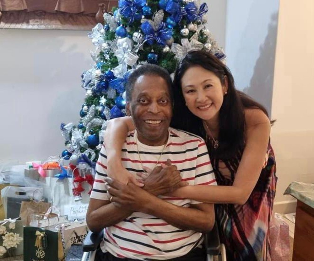 Pelé aparece abraçadinho com esposa no natal em casa após receber alta