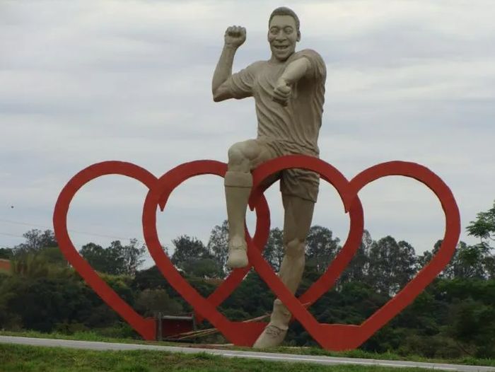 Três Corações exalta memória de Pelé. Já Bauru perdeu as referências do Rei