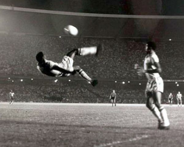 Pelé quase se despediu do futebol brasileiro com gol de bicicleta