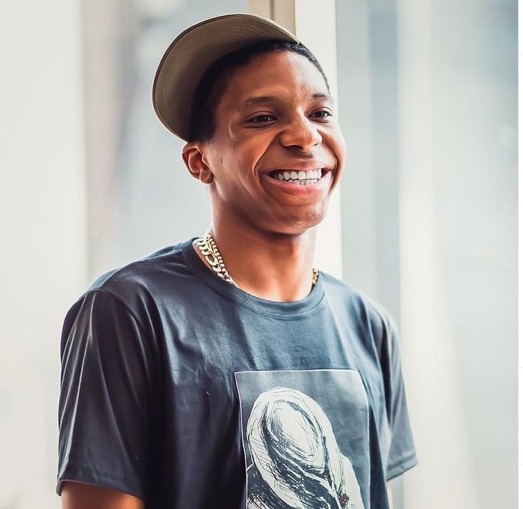 Ex-bbb Lucas Penteado testa positivo para covid-19