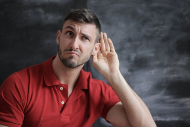 Risco de perda auditiva é 5 vezes maior nos homens; saiba mais