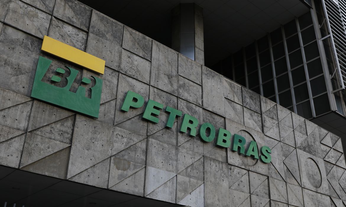 Polícia faz ação contra furto de combustíveis em dutos da Petrobras
