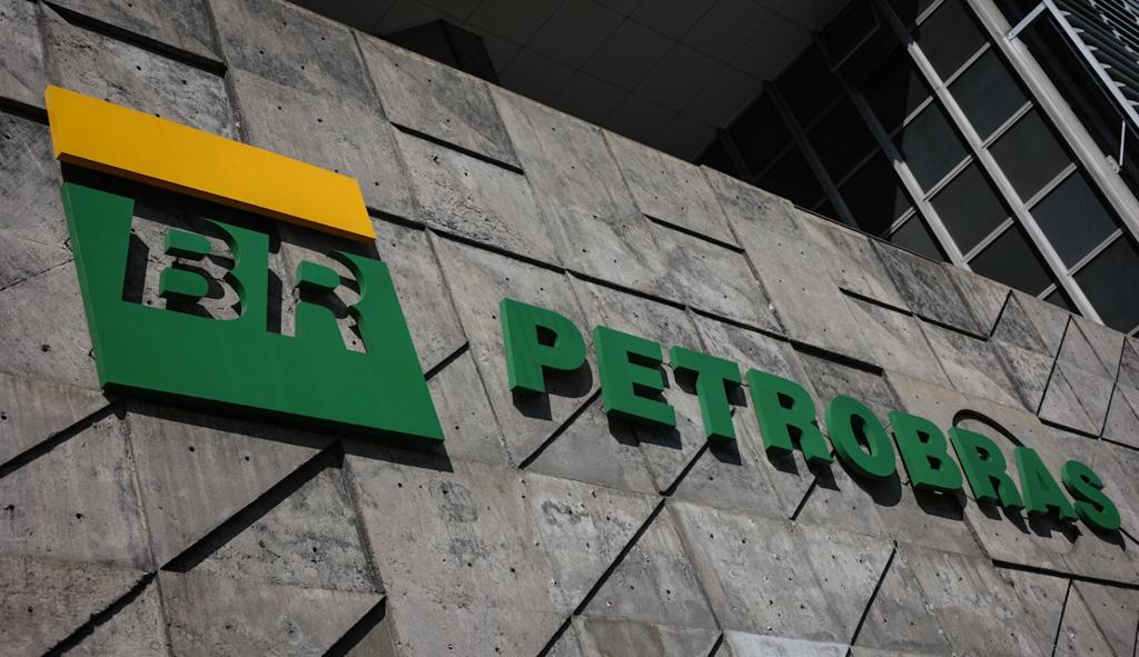 Ações da Petrobras tem queda de mais de 1% após renúncia de presidente