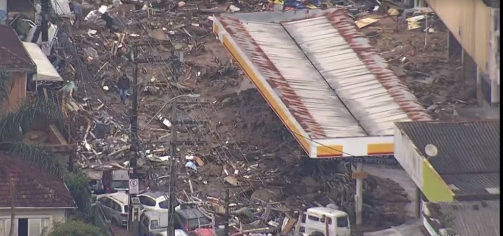 Vídeos mostram destruição em Petrópolis após forte chuva
