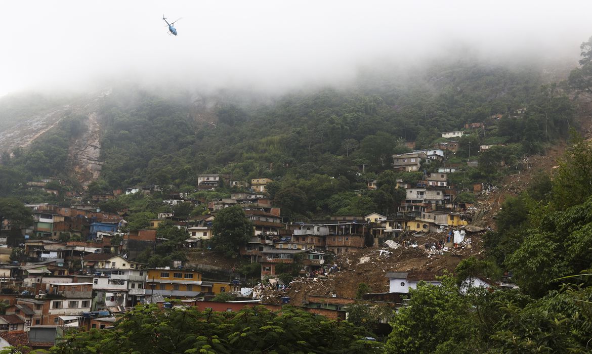Cinco pessoas morrem durante novo temporal em Petrópolis 