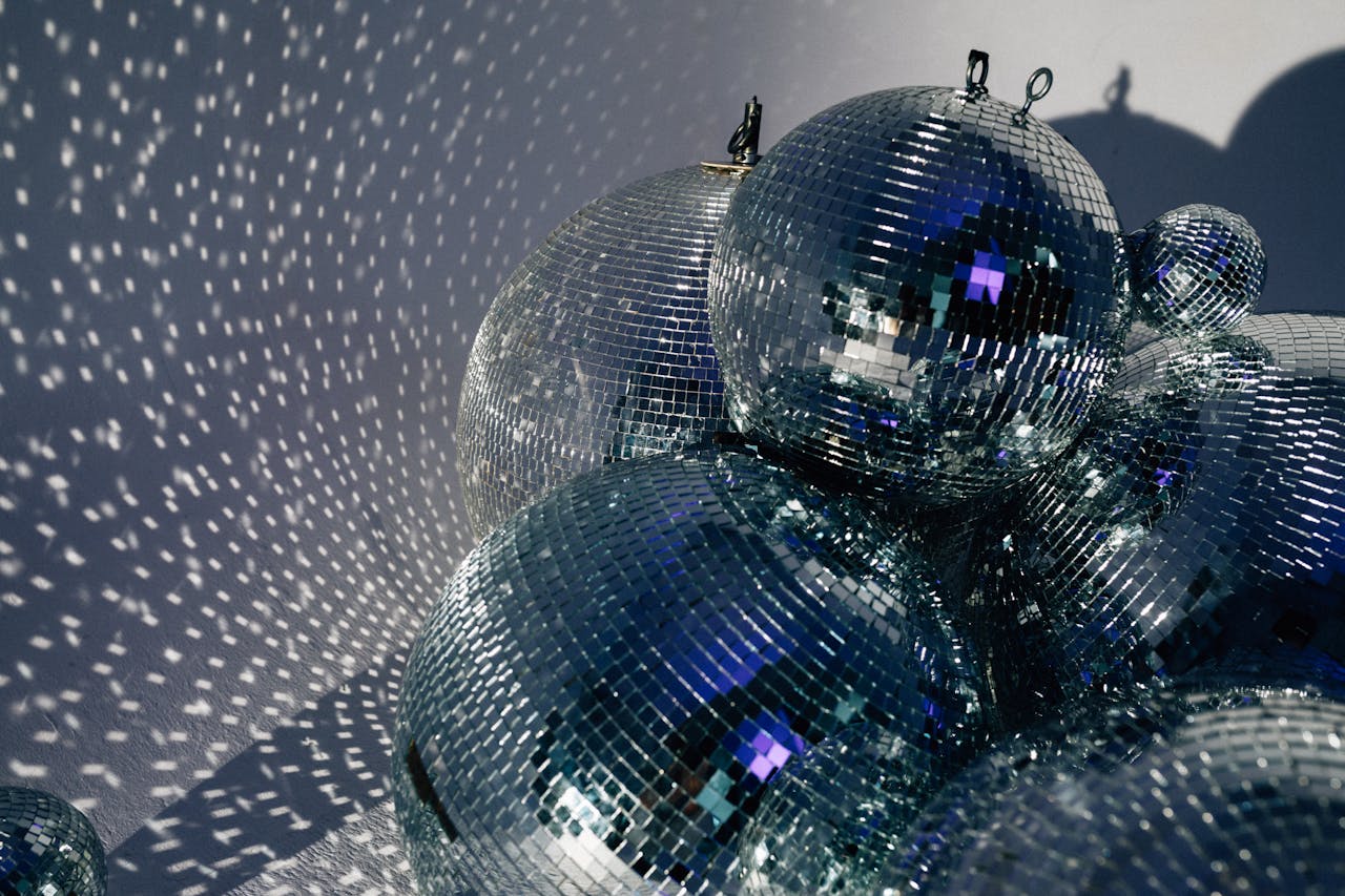 DJs Raidi Rebello e Fernando Araújo comandam Flash Disco - Noite das Divas