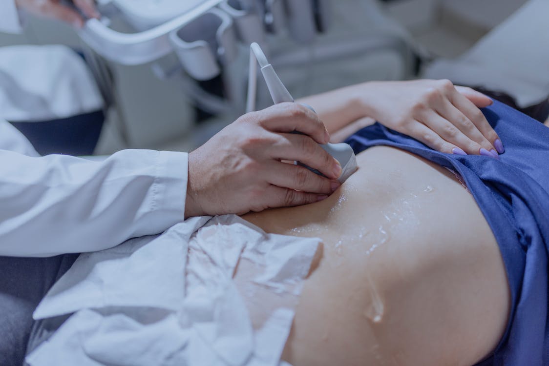 Assistente social denuncia médico por estupro durante exame no Amazonas