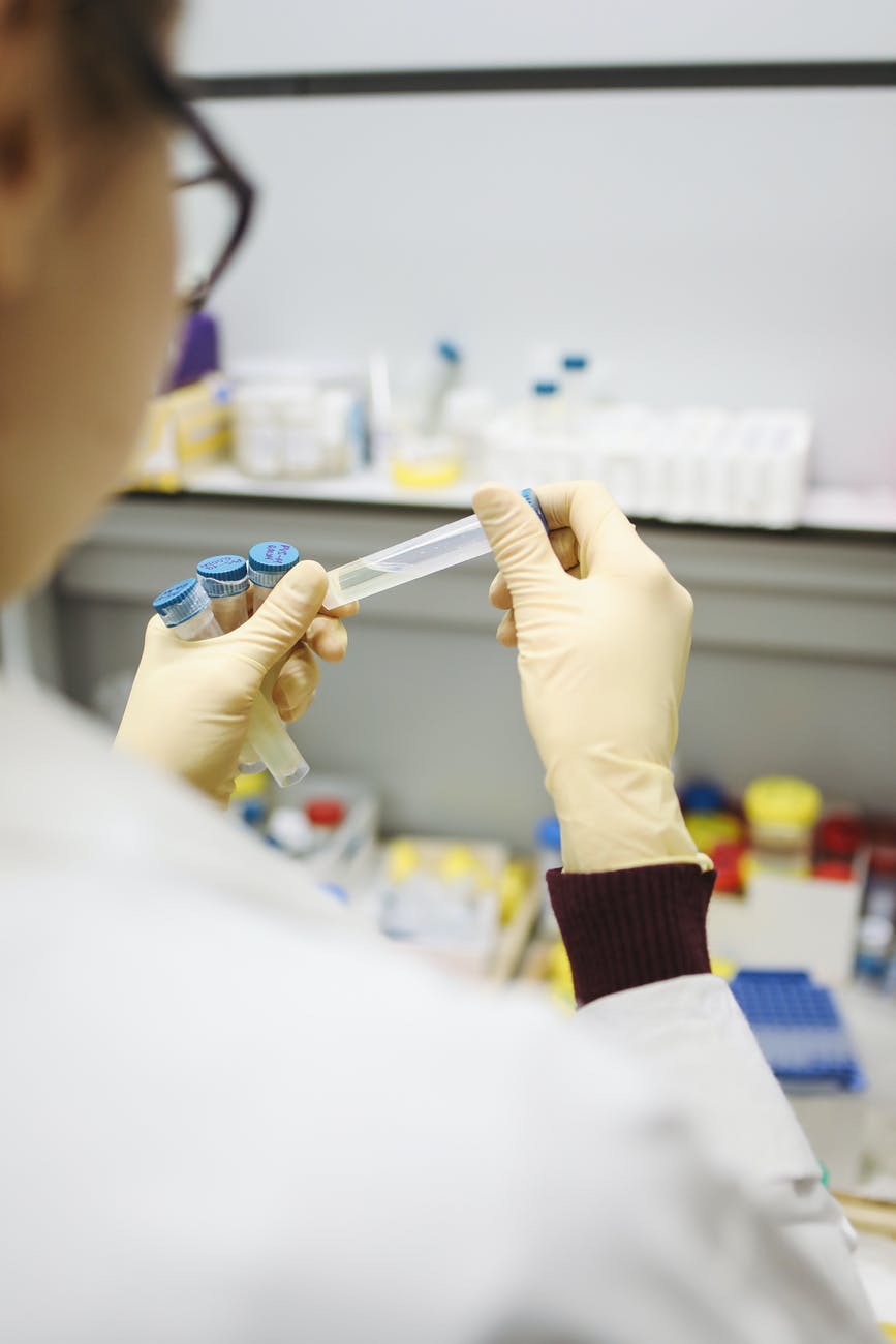 Ômicron já é responsável por mais da metade dos casos de covid no Brasil